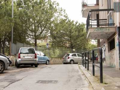 Il rione venne realizzato proprio sulla lama, che venne quindi �tombata�, anche se in maniera non perfetta, andando cos� a creare avvallamenti e rilievi che rendono Picone l�unica zona della citt� in cui le vie non seguono un percorso lineare